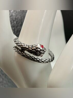 SILVER TONE SNAKE WRAP RING WITH RED EYE ACCENTS SIZE 5 1/2 NWOT
